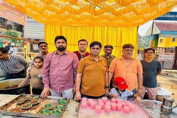 गरियाबंद में श्रद्धालुओं को शरबत एवं चना प्रसाद वितरित किया