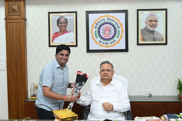 भाजयुमो नेता अजय रोहरा ने विधानसभा अध्यक्ष डॉ रमन सिंह को दी चेटीचंद की बधाई