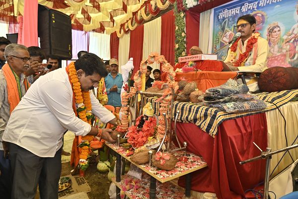 उपमुख्यमंत्री श्री विजय शर्मा ग्राम मदनपुर में भागवत गीता महापुराण में हुए शामिल