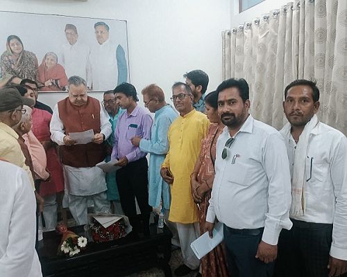 वैष्णव समाज द्वारा डॉ रमन सिंह से मुलाक़ात कर ज्ञापन सौंपकर राजगामी संपदा के अध्यक्ष महेंद्र वैष्णव को बनाने की मांग किया