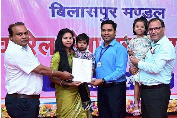 11 रनिंग शील्ड के साथ रेलवे के 56 कर्मचारियों को मिला रेल सेवा पुरस्कार