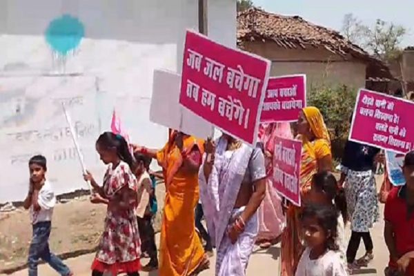जल है तो कल है : ग्रामीणों ने निकाली जलयात्रा