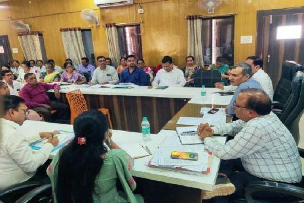 समाधान पेटी में प्राप्त आवेदनों का एक माह के भीतर गुणवत्ता पूर्ण निराकरण करें : कलेक्टर