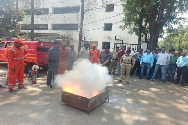 अग्नि सुरक्षा जागरूकता के लिए एसपी कार्यालय में फायर मॉक ड्रिल