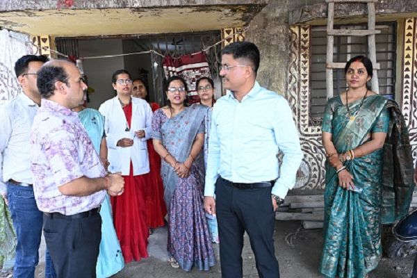 कलेक्टर ने लिया राजस्व शिविरों का जायजा