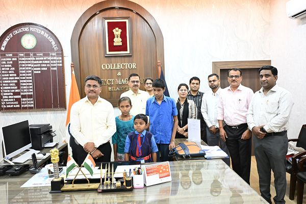  कलेक्टर ने दृष्टिबाधित बच्चों को पढ़ाई के लिए दिया मोबाईल