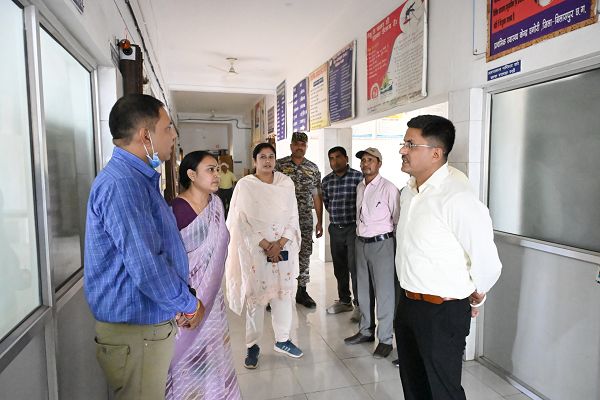  कलेक्टर ने अस्पतालों और राजस्व शिविरों का लिया जायजा
