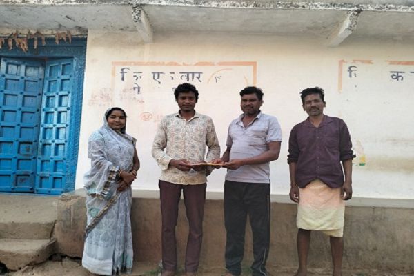 सुशासन तिहार : सुअरमार और मोहंदी के तीन परिवारों को मिला जॉब कार्ड