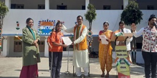 भोपाल संस्कृत विद्यालय में विद्यार्थियों से किया संवाद, सलामी गारद का भी किया निरीक्षण