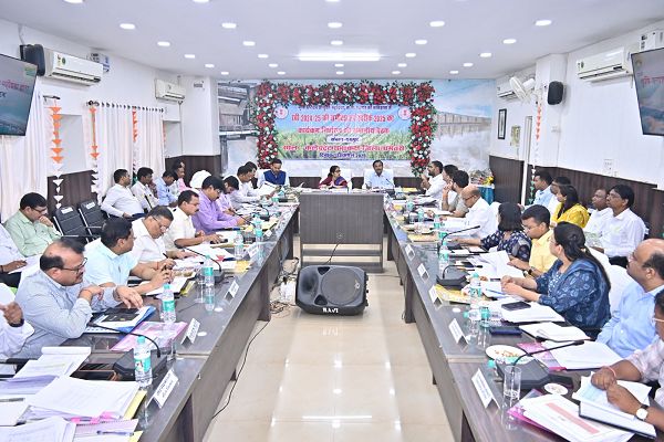 एपीसी की समीक्षा बैठक : दस साल पुरानी किस्मों के स्थान पर नई किस्मों को करें प्रमोट