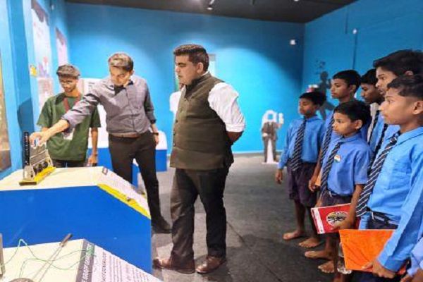  कलेक्टर ने मुख्यालय स्थित दंतेवाड़ा साइंस सेंटर का किया अवलोकन