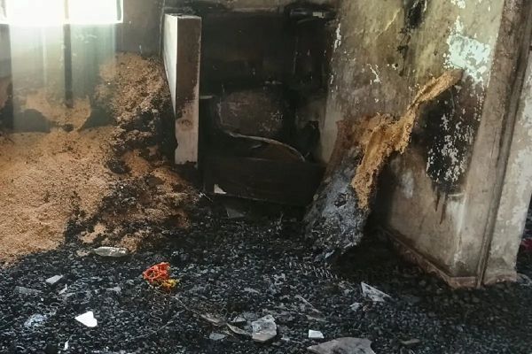 शराब के नशे में धुत युवक ने अपने ही घर में लगाई आग, सोने चांदी के जेवर जलकर खाक