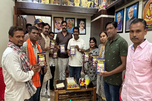  विधायक रोहित साहू को पुस्तक भेंट कर दी वैवाहिक वर्षगाँठ की बधाई