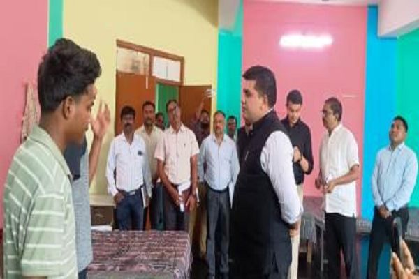 निर्माण कार्यों की समयसीमा और गुणवत्ता को सर्वोपरि रखें : कलेक्टर