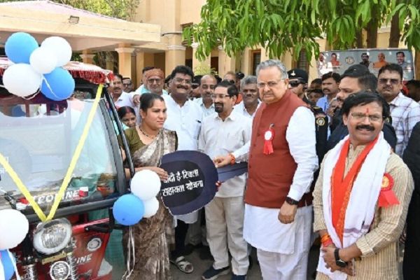 दी ई-रिक्शा सहायता योजना से महिलाएं आर्थिक एवं स्वावलंबन की दिशा में बनेंगी आत्मनिर्भर : डॉ. रमन सिंह