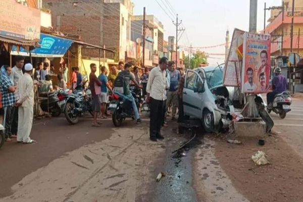 भिलाई में दर्दनाक हादसा: कार पोल से टकराई, युवक-युवती की मौके पर मौत