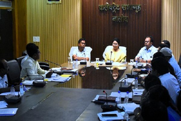 कलेक्टर ने ली समीक्षा बैठक : विभागीय योजनाओं और कार्यों के बेहतर क्रियान्वयन के लिए दिए दिशा-निर्देश