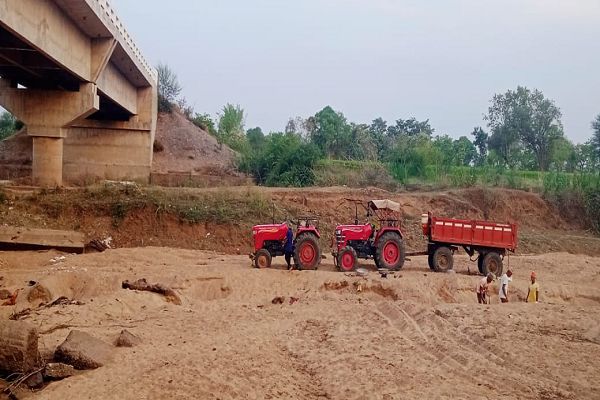 तांदुला में अवैध रेत उत्खनन : विभागीय लापरवाही से पुल की नींव पर गंभीर संकट मंडरा रहा