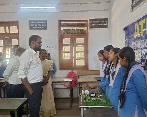 अटल टिकरिंग लैब के मॉडलों का कलेक्टर ने किया निरीक्षण