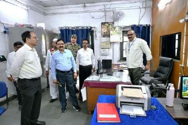 कलेक्टर ने जिला कार्यालय का किया निरीक्षण