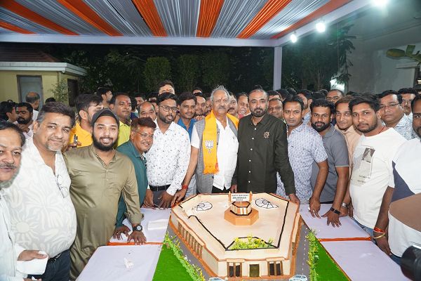  पूर्व नपा अध्यक्ष गफ्फू मेमन ने बृजमोहन अग्रवाल को जन्मदिवस पर संसद भवन का प्रतीकात्मक केक भेंट कर दी शुभकामनाएं