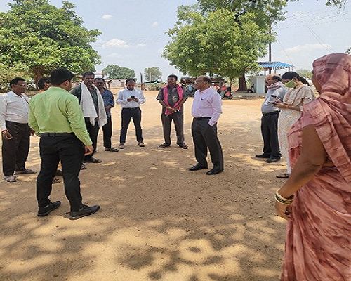 कलेक्टर ने समाधान शिविर की तैयारियों का जायजा लेने विभिन्न गांव का किया दौरा