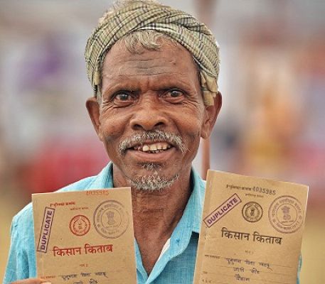 सुशासन तिहार में किसान पुनुराम को मिला किसान किताब की द्वितीय प्रति