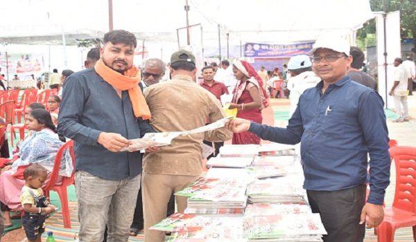 समाधान शिविरों में मासिक पत्रिका &rsquo;जनमन&rsquo; का वितरण