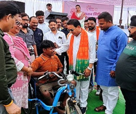 समाधान शिविर में विधायक ने दिव्यांग संजीव को मोटराइज्ड ट्रायसायकल प्रदान की