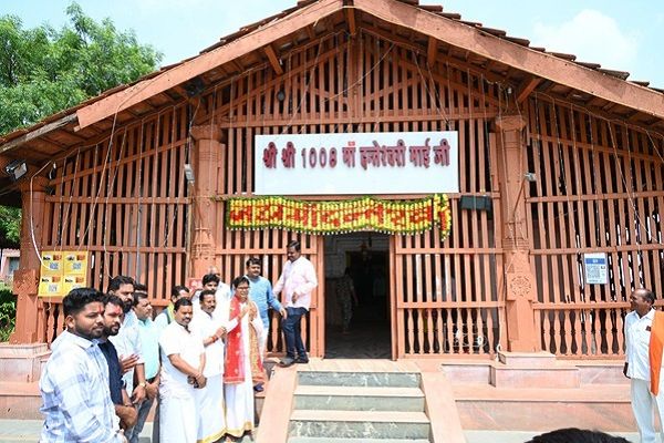 मंत्री ओपी चौधरी ने मां दंतेश्वरी मंदिर में पूजा अर्चना की