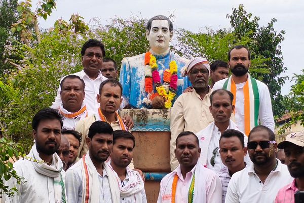 बीहड़ जंगल मे बसे कुल्हाड़ीघाट पहुंचकर कांग्रेस ने राजीव गांधी पुण्यतिथि में श्रध्दांजलि अर्पित कर रैली निकाली गई