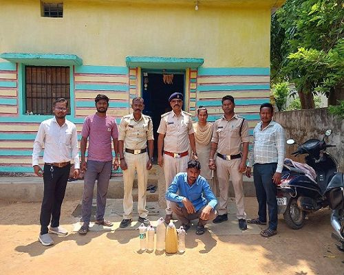 9.50 बल्क लीटर अवैध हाथ भट्टी महुआ शराब बरामद