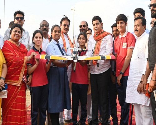 समर कैम्प में स्कूली बच्चों द्वारा निर्मित एयरोमॉडल्स का हुआ प्रदर्शन