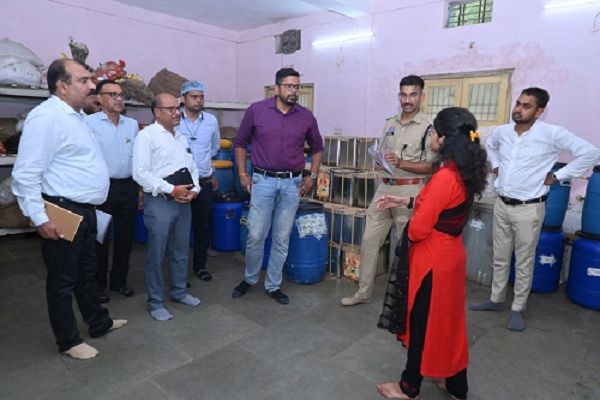 प्रभारी सचिव हिमशिखर गुप्ता ने पीव्हीटीजी वनधन केन्द्र केशोडार का किया निरीक्षण