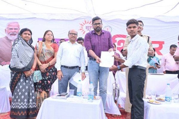 हिमशिखर गुप्ता ने समाधान शिविर में चन्द्रशेखर ध्रुव को सौपा अनुकंपा नियुक्ति पत्र