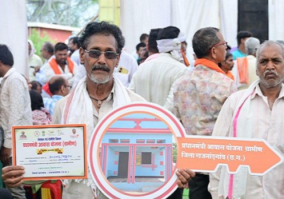 नरेन्द्र, शीतल दास और भुनेश्वर को प्रधानमंत्री आवास योजना के तहत पक्का आवास मिलने पर बदली जिंदगी
