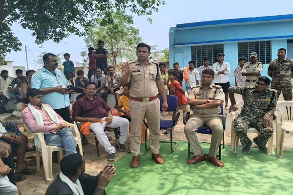 ग्राम भिभौरी में अवैध गतिविधियों की रोकथाम एवं सामाजिक चेतना हेतु पुलिस द्वारा ग्रामवासियों के साथ बैठक आयोजित