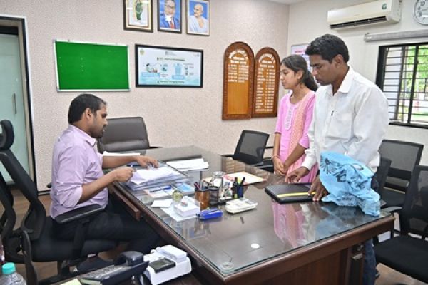 कलेक्टर की पहल पर सिविल इंजीनियरिंग की पढ़ाई कर रही छात्रा को मिलेगा लैपटाप