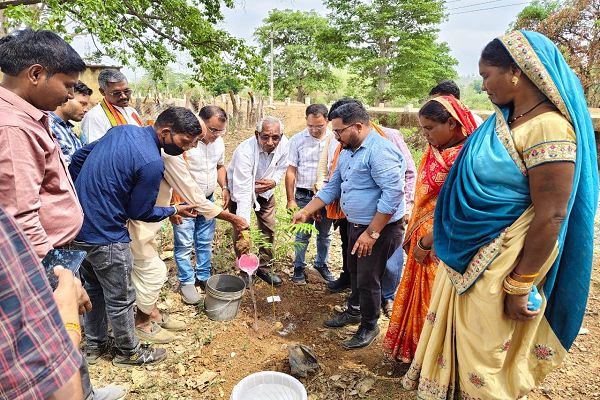  विश्व पर्यावरण दिवस पर खण्डसरा एवं कामाडबरी पहुँचा कृषि रथ
