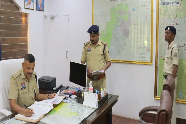  पुलिस अधीक्षक श्री धमेन्द्र सिंह (आईपीएस) ने पुलिस जवानों की समस्याएं सुनकर किया तत्काल निराकरण