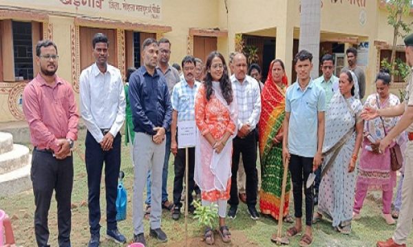 कलेक्टर ने धरती आबा ग्राम उत्कर्ष शिविर में हितग्राहियों से भेंट कर, संवेदनशीलता से सुनी समस्याएं
