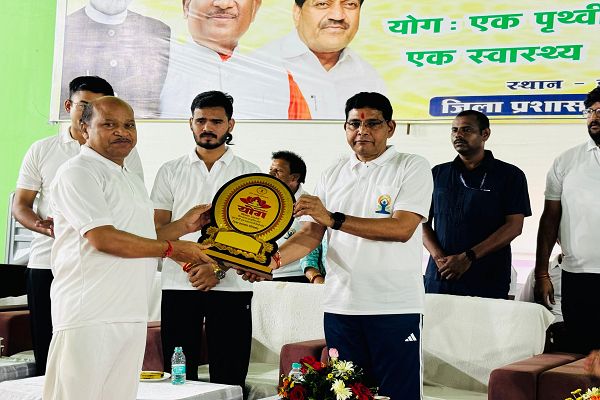  अंतर्राष्ट्रीय योग दिवस मंत्री टंक राम वर्मा के साथ जिलेवासियों ने किया सामुहिक योगाभ्यास 