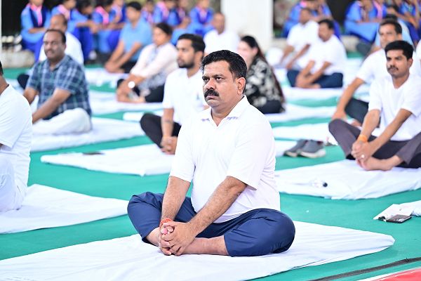  अंतर्राष्ट्रीय योग दिवस पर कवर्धा में भव्य &lsquo;&lsquo;योग संगम&rsquo;&rsquo;, उपमुख्यमंत्री श्री विजय शर्मा सहित हजारों नागरिकों ने लिया भाग, &lsquo;&lsquo;योग संगम&rsquo;&rsquo; एवं &lsquo;&lsquo;हरित योग&rsquo;&rsquo; थीम के साथ पर्यावरण संरक्षण का संदेश भी दिया गया