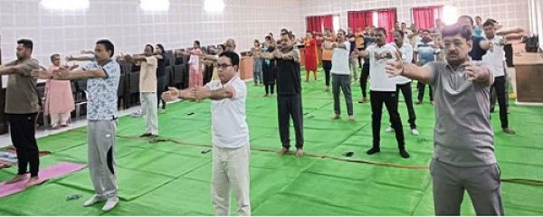 जिला न्यायालय में किया गया योगाभ्यास