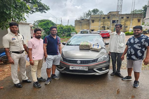  कबीरधाम पुलिस की बड़ी कार्यवाही &ndash; अवैध परिवहन करते हुए 40 लाख रुपए से अधिक मूल्य की 38 किलो चांदी जब्त