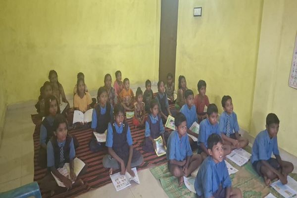 वनांचल के होनहारों को बेहतर भविष्य की उड़ान &ndash; कबीरधाम पुलिस ने 200 से अधिक बच्चों की पढ़ाई का उठाया जिम्मा