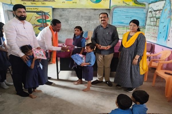 शासकीय प्राथमिक शाला एवं छात्रों को मिठाईपूर्व माध्यमिक शाला कुम्हापारा मे नवप्रवेशी छात्रों को मिठाई खिलाकर एवं गुलाल लगाकर प्रवेश कराया गया