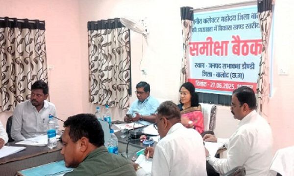 कलेक्टर ने ली डौण्डी में विकासखण्ड स्तरीय अधिकारियों की समीक्षा बैठक