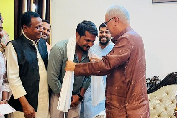  गरियाबंद प्रवास पर पहुंचे पूर्व मुख्यमंत्री भूपेश बघेल, कांग्रेस को मिली बड़ी मजबूती &ndash; पार्षद निरंजन प्रधान कांग्रेस में हुए शामिल