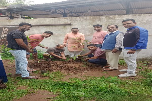 पर्यावरण संरक्षण की दिशा में जायसवाल समाज की सराहनीय पहल : एसडीएम कार्यालय में वृक्षारोपण